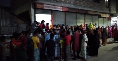 মাঝরাতেও টিসিবির পণ্য নিতে শত শত মানুষের ভিড়