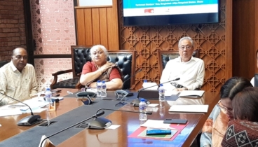 অভিবাসী শ্রমিকরা প্রতিকূল পরিস্থিতিতে কাজ করছে অভিবাসী শ্রমিকরা প্রতিকূল পরিস্থিতিতে কাজ করছে