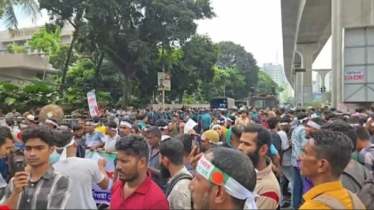 মালয়েশিয়া যেতে না পারা কর্মীদের কাওরান বাজারে সড়ক অবরোধ