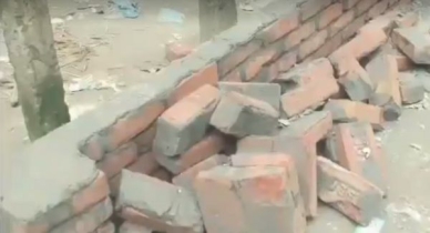 চাঁদা না পেয়ে আমেরিকা প্রবাসীর সীমানা প্রাচীর ভাংচুর