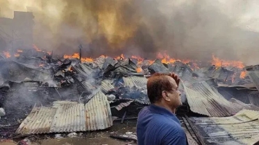 রাজধানীর বঙ্গবাজারে ভয়াবহ অগ্নিকাণ্ডের ঘটনায় ক্ষতিগ্রস্ত ব্যবসায়ী রাজধানীর বঙ্গবাজারে ভয়াবহ অগ্নিকাণ্ডের ঘটনায় ক্ষতিগ্রস্ত ব্যবসায়ী