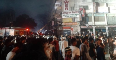 বঙ্গবাজারে সন্ধ্যার পরও উৎসুক জনতার ভিড়