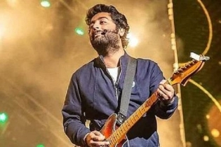 ৩ কোটির বেশি পারিশ্রমিক নিয়েও লোকাল ট্রেনে যাতায়াত এই তারকা, থাকে