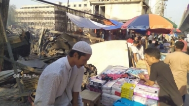 ছাই সরিয়ে ফুটপাতে বিক্রি শুরু, ক্রেতাদের ভিড় ছাই সরিয়ে ফুটপাতে বিক্রি শুরু, ক্রেতাদের ভিড়