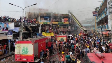 নিউ সুপার মার্কেটে আগুন: ধোঁয়ায় অসুস্থ ফায়ার সার্ভিসের ১৪ সদস্য নিউ সুপার মার্কেটে আগুন: ধোঁয়ায় অসুস্থ ফায়ার সার্ভিসের ১৪ সদস্য