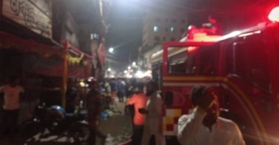 ফরিদপুরে বারী প্লাজা মার্কেটের গোডাউনে আগুন ফরিদপুরে বারী প্লাজা মার্কেটের গোডাউনে আগুন