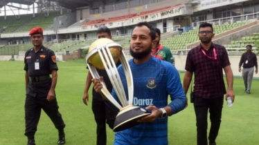 বিশ্বকাপ ট্রফি ছুঁয়ে মুশফিকের চাওয়া