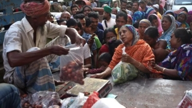 বিশ্ববাজারে কমলেও যে ছয়টি কারণে বাংলাদেশে খাদ্যপণ্যের দাম বাড়ছে বিশ্ববাজারে কমলেও যে ছয়টি কারণে বাংলাদেশে খাদ্যপণ্যের দাম বাড়ছে