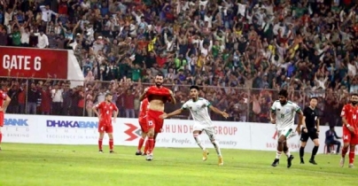 অসাধারণ ফুটবল উপহার দিয়ে ১ পয়েন্ট ছিনিয়ে নিলো বাংলাদেশ অসাধারণ ফুটবল উপহার দিয়ে ১ পয়েন্ট ছিনিয়ে নিলো বাংলাদেশ