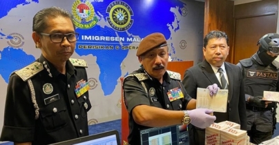 মালয়েশিয়ায় জাল পাসপোর্টসহ ৩ বাংলাদেশি গ্রেফতার মালয়েশিয়ায় জাল পাসপোর্টসহ ৩ বাংলাদেশি গ্রেফতার