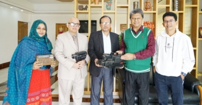 ফিল্ম আর্কাইভে কাওসার চৌধুরীর প্রামাণ্যচিত্র ও ক্যামেরা প্রদান ফিল্ম আর্কাইভে কাওসার চৌধুরীর প্রামাণ্যচিত্র ও ক্যামেরা প্রদান