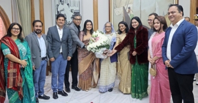 প্রধানমন্ত্রীকে শুভেচ্ছা জানালেন শিল্পীরা প্রধানমন্ত্রীকে শুভেচ্ছা জানালেন শিল্পীরা