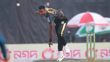 পরিবারকে গ্যালারীতে রেখে হ্যাটট্রিক শরিফুলের