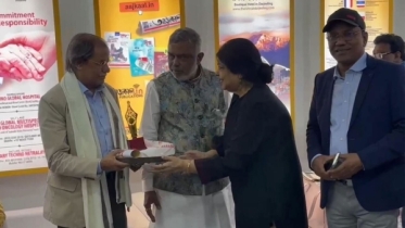 কলকাতার ‘সাহিত্য পত্রিকা প্রথম আলো সম্মাননা’ পেলেন সৈয়দ মনজুরুল
