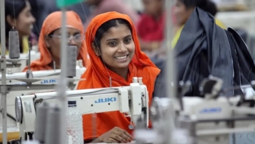 পোশাকের রপ্তানি আয় কমে যাওয়ার আভাস