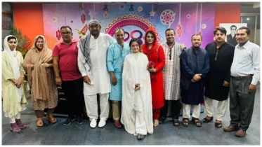 মানুষের পাশে দাঁড়ালেন তারকারা মানুষের পাশে দাঁড়ালেন তারকারা