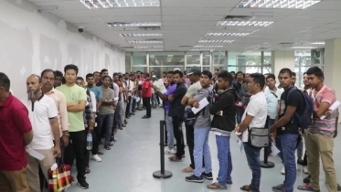 মালয়েশিয়ায় পাসপোর্ট নবায়নে ভোগান্তিতে অর্ধলক্ষাধিক প্রবাসী মালয়েশিয়ায় পাসপোর্ট নবায়নে ভোগান্তিতে অর্ধলক্ষাধিক প্রবাসী