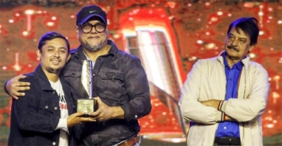 কিংবদন্তির হাত থেকে পুরস্কার নিলেন তরুণ গীতিকবি কিংবদন্তির হাত থেকে পুরস্কার নিলেন তরুণ গীতিকবি