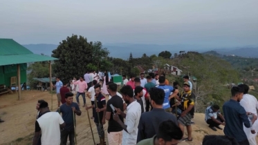 সাজেকে পর্যটকদের উপচেপড়া ভিড়, গাড়ি-রাস্তা-তাঁবুতেও রাত কাটিয়েছে সাজেকে পর্যটকদের উপচেপড়া ভিড়, গাড়ি-রাস্তা-তাঁবুতেও রাত কাটিয়েছে