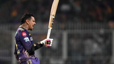 এবার সেঞ্চুরি হাঁকালেন নারিন এবার সেঞ্চুরি হাঁকালেন নারিন