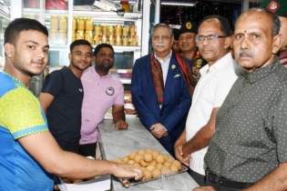বাল্যবন্ধুর দোকানে মিষ্টি খেলেন রাষ্ট্রপতি বাল্যবন্ধুর দোকানে মিষ্টি খেলেন রাষ্ট্রপতি