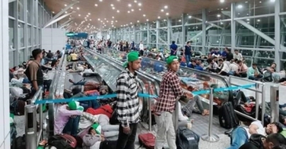মালয়েশিয়ার বিমানবন্দরে হাজারো বাংলাদেশি কর্মীর অপেক্ষা মালয়েশিয়ার বিমানবন্দরে হাজারো বাংলাদেশি কর্মীর অপেক্ষা