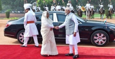 প্রধানমন্ত্রীকে ভারতে লালগালিচা সংবর্ধনা প্রধানমন্ত্রীকে ভারতে লালগালিচা সংবর্ধনা